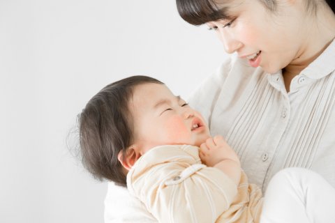 3歳 日本人 男の子 泣く 抱っこ