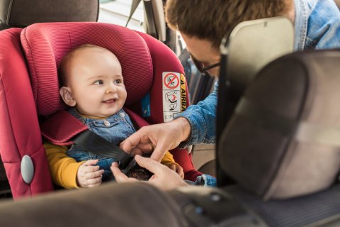 チャイルドシート 車 おでかけ ベビー パパ 赤ちゃん