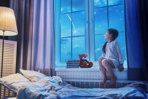 子供 夜 ベッド 寝室 睡眠 寝る 空