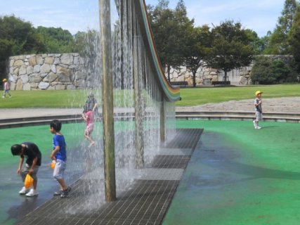 要出典 じゃぶじゃぶ池 瀬戸大橋記念公園 香川県坂出市