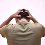 男性 パパ 父親 悩む 不妊 頭をかかえる