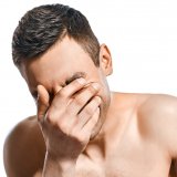 男性 泣く 情けない 痛い 痛み