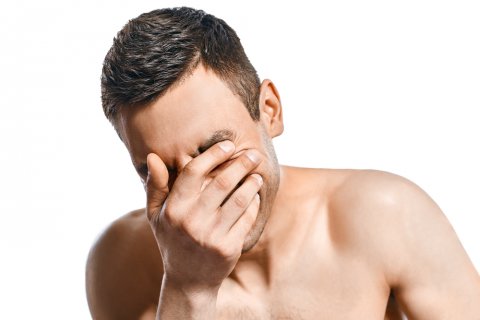 男性 泣く 情けない 痛い 痛み