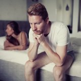 男女 カップル 夫婦 喧嘩 悩む ベッド