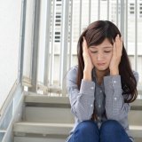 日本人 女性 落ち込む 悩む