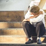 男性 悩む 苦しい 辛い