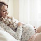 妊婦 パジャマ 寝る 横になる リラックス 布団