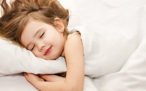 子供 女の子 ベッド 眠り 睡眠
