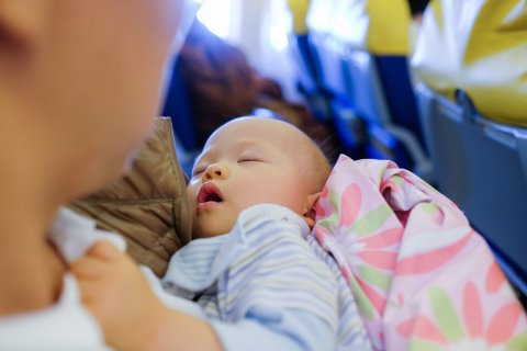 新生児 飛行機 ママ