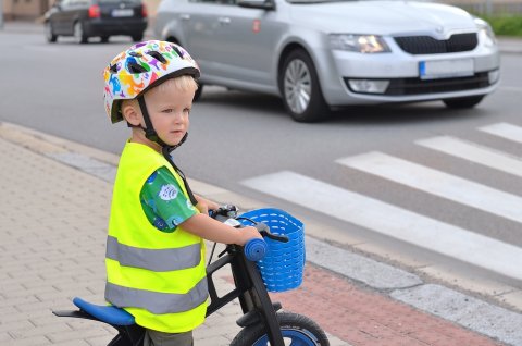 男の子 自転車 道路 危険 安全