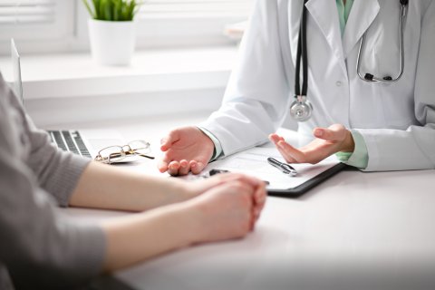 女性 医者 説明 診察