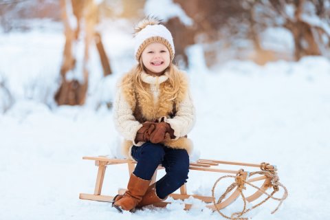 雪 冬 女の子 ムートンブーツ ニット帽 ファー