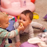 保育園 乳児 ハイハイ