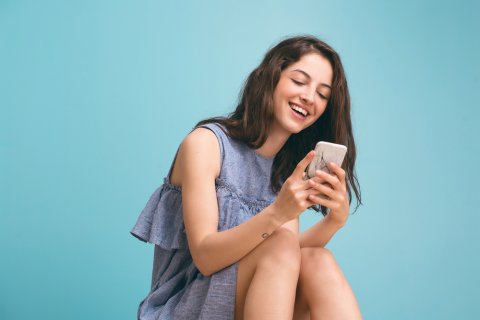 スマホ 女性 リフレッシュ 笑顔