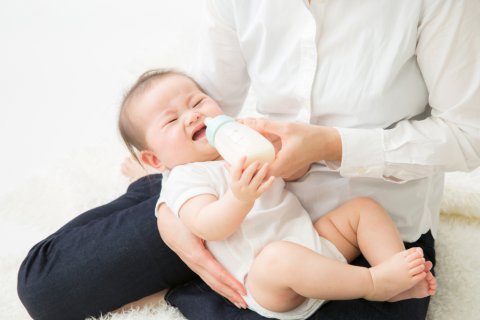 日本人 赤ちゃん 哺乳瓶 拒否 ミルク 嫌がる