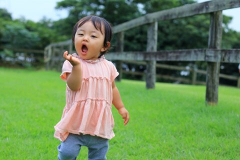 子供 女の子 歩く 22521435_m