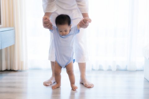赤ちゃん 歩く つかまり歩き
