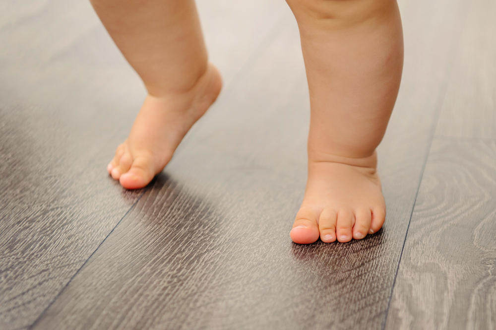 ホッピング反応とはどんな動き 赤ちゃんがしない場合 成長への影響は こそだてハック