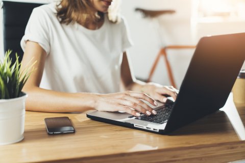 女性 パソコン 調べる