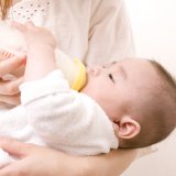 赤ちゃん 哺乳瓶 授乳 ミルク