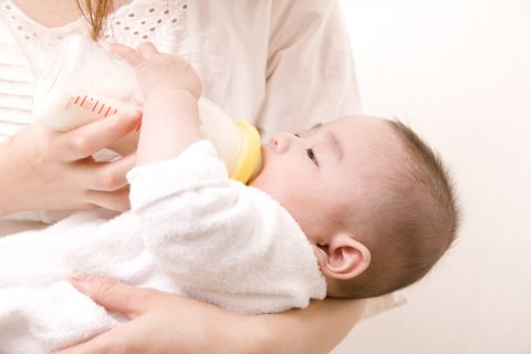 赤ちゃん 哺乳瓶 授乳 ミルク