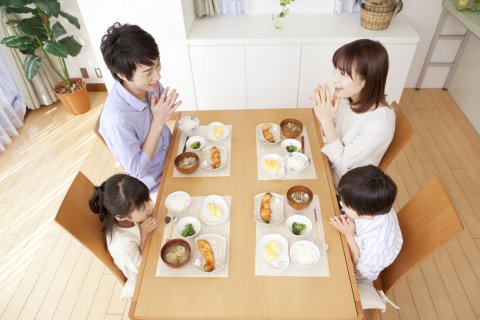 家族 食事 食卓