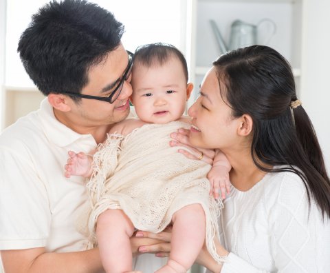 子供を見守る両親