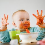 遊び食べをしている赤ちゃん