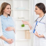 診察を受ける妊婦