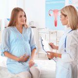 診察を受ける妊婦