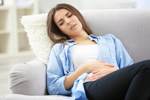 生理痛に苦しむ女性