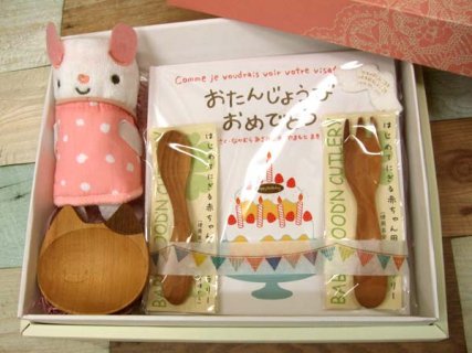 要出典 出産祝い 絵本 出産祝い セットー18 ベビーカトラリーと誕生を祝う絵本入り