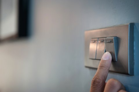 スイッチを切る 消灯 電気