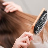 女性 ブラッシング 抜け毛