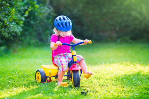三輪車 公園 芝生 外遊び ヘルメット 女の子 赤ちゃん 幼児 子供