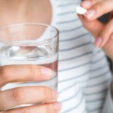 薬を飲む女性