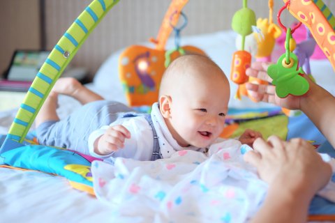 赤ちゃん 日本人 うつ伏せ 5ヶ月