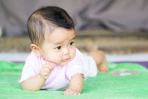 日本人 赤ちゃん うつ伏せ 寝返り