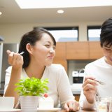 日本人 カップル 夫婦 食事