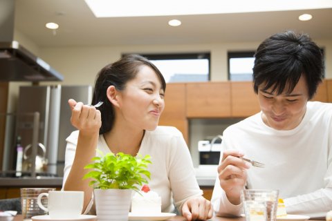 日本人 カップル 夫婦 食事
