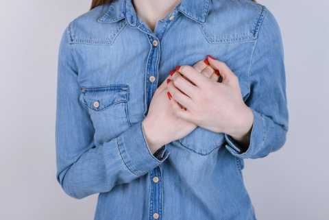 胸 痛み 悩み 女性