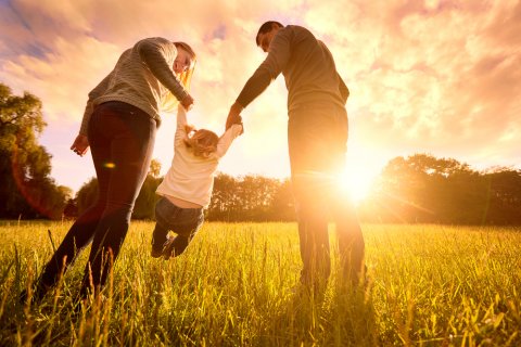 家族 パパ ママ 子供 夕日