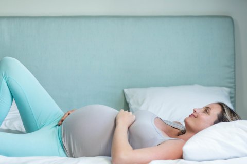 妊婦 寝る ベッド 横たわる リラックス
