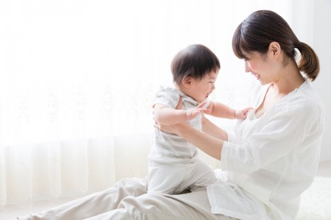 赤ちゃん ママ 日本人 抱っこ