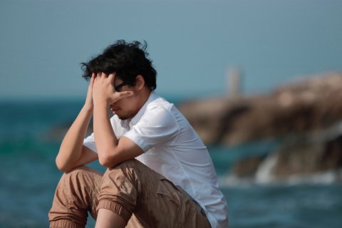 日本人 男性 落ち込む 悩む