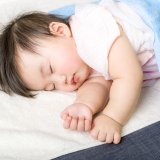 赤ちゃん 寝る タオルケット お昼寝(アイキャッチ)