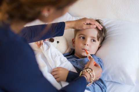子供 熱 発熱 高熱 男の子 ベッド