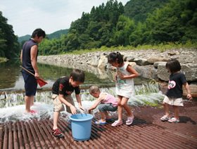 要出典 川遊び 武儀川 美山観光やな 岐阜県山県市