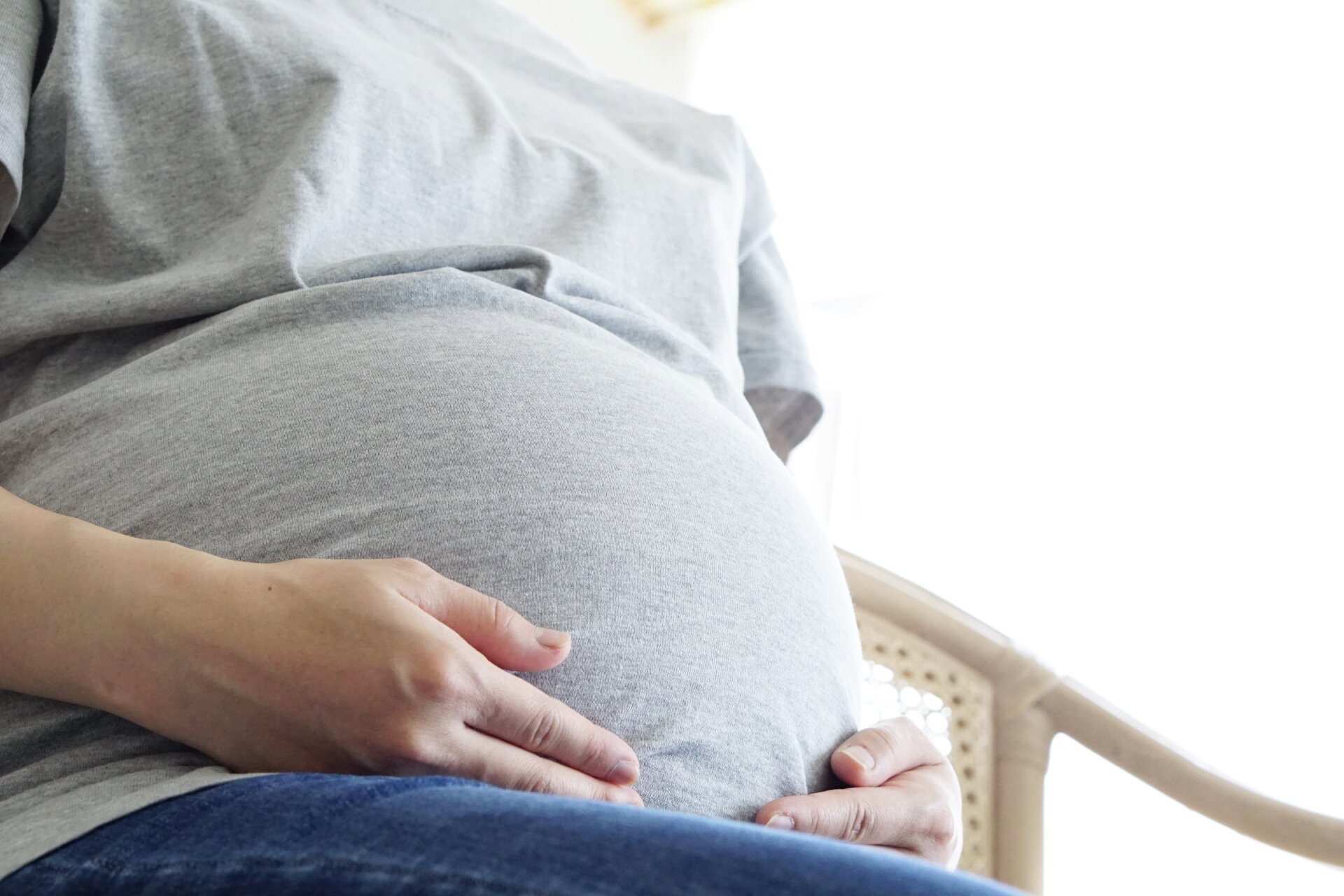 妊娠後期に足の付け根が痛い 臨月の股関節痛は出産の兆候なの こそだてハック