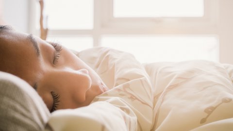 女性 日本人 睡眠 寝る